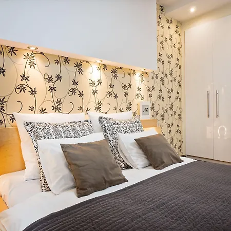 Апартаменты Homely Place - Parking 7 *