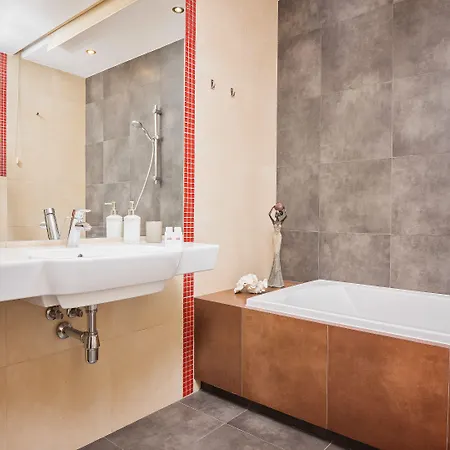 Homely Place - Parking 7 Апартаменты *