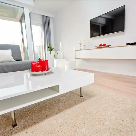 Homely Place - Parking 7 Апартаменты Познань